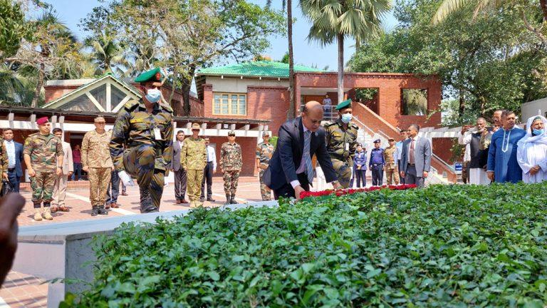 বঙ্গবন্ধুর সমা‌ধি‌তে ৭ দে‌শের ৮ সাম‌রিক প্রতি‌নি‌ধির শ্রদ্ধা￼