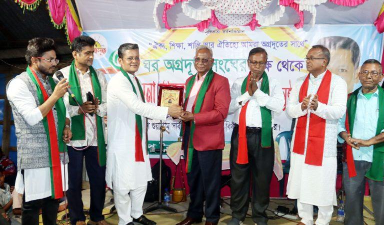 কোটালীপাড়া উপজেলা আওয়ামী লীগের সাধারণ সম্পাদককে সম্মাননা স্মারক প্রদান