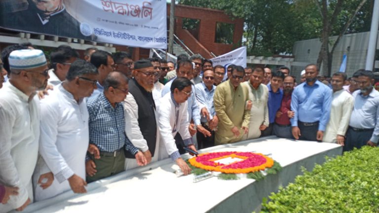 <strong>বঙ্গবন্ধুর সমাধিতে বাংলাদেশ ইঞ্জিনিয়ার্স ইনিস্টিটিউশনের শ্রদ্ধা</strong><strong></strong>