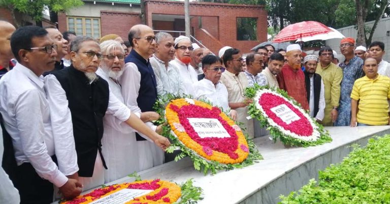 জাতির পিতার সমাধিতে কুমিল্লা মহানগর আওয়ামী লীগের শ্রদ্ধা