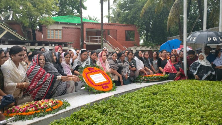 জাতির পিতার সমাধিতে কেন্দ্রীয় মহিলা আওয়ামী লীগের শ্রদ্ধা 