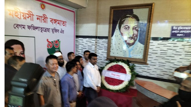 গোপালগঞ্জে বঙ্গমাতার জন্মবার্ষিকীতে  শ্রদ্ধা জানাতে জনতার ঢল 
