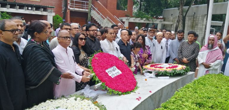 বঙ্গবন্ধুর সমাধিতে জাতীয় প্রেসক্লাব নেতৃবৃন্দের শ্রদ্ধা
