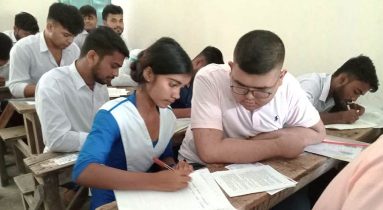 গোপালগঞ্জে শ্রুতি লেখক দিয়ে এইচএসসি পরিক্ষা দিচ্ছে অন্ধ অরিত্র