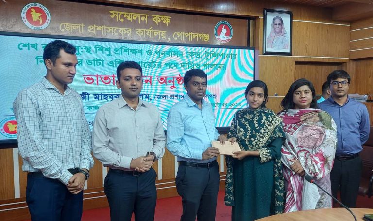 ডাটা এন্ট্রি অপারেটর পদে দায়িত্ব পালনকারীদেরকে ভাতার টাকা বিতরন