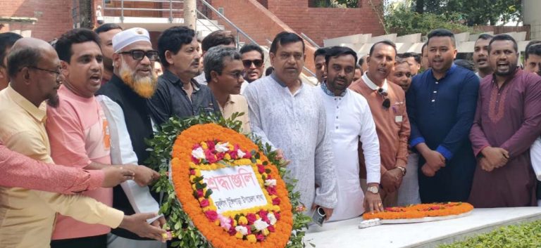 টুঙ্গিপাড়ায় যুবলীগের প্রতিষ্ঠা বার্ষিকীতে বঙ্গবন্ধুর সমাধিতে শ্রদ্ধা 