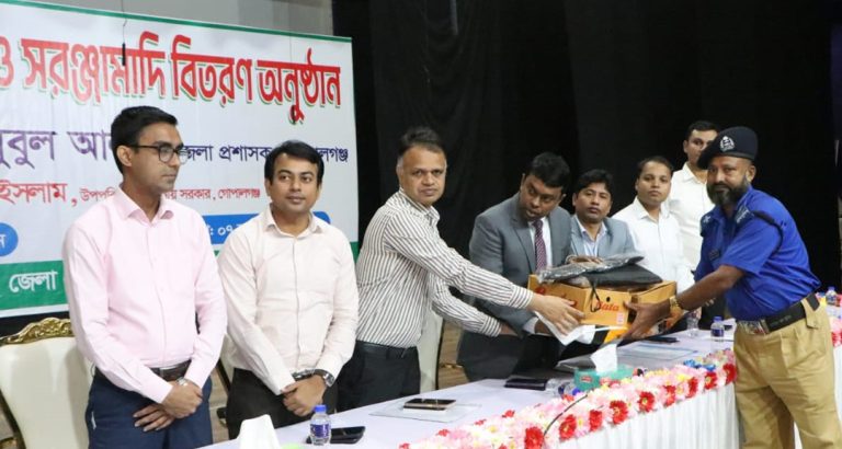 গোপালগঞ্জে প্রাম পুলিশদের মাঝে পোষাক ও সরঞ্জামাদি বিতরন