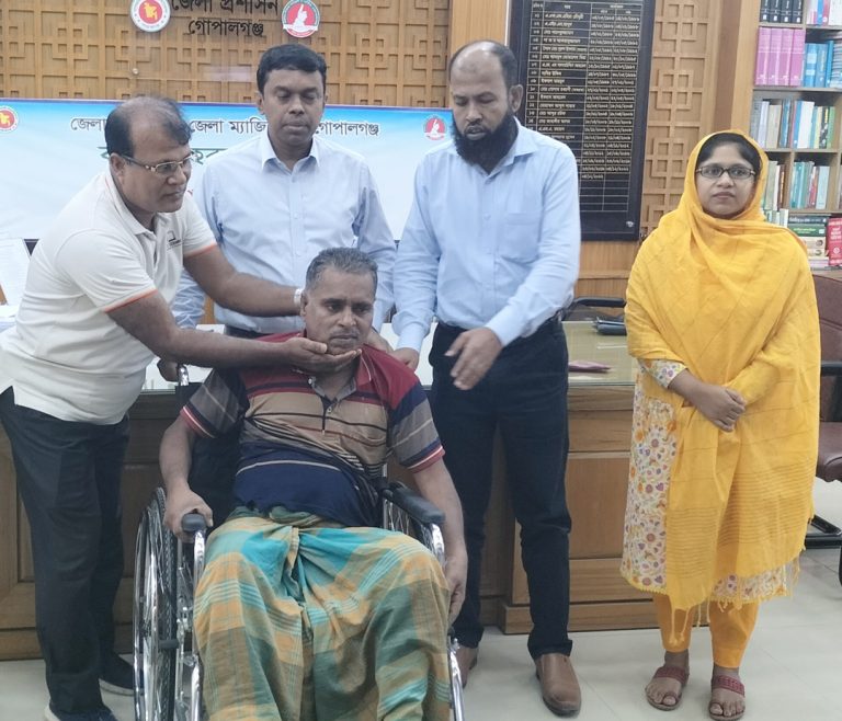 গোপালগঞ্জের জেলা প্রশাসক গনশুনানীতে আসা লোকজনকে সহায়তা দিলেন
