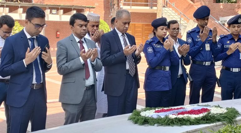 টুঙ্গিপাড়ায় বঙ্গবন্ধুর সমাধিতে নির্বাচন কমিশনারের শ্রদ্ধা