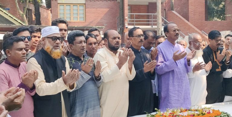 টুঙ্গিপাড়ায় জেল হত্যা দিবসে বঙ্গবন্ধুর সমাধিতে শ্রদ্ধা