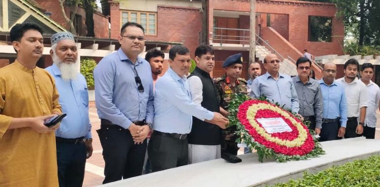 বঙ্গবন্ধুর সমাধিতে স্বাস্থ্য প্রকৌশল অধিদপ্তরের প্রধান প্রকৌশলীর শ্রদ্ধা