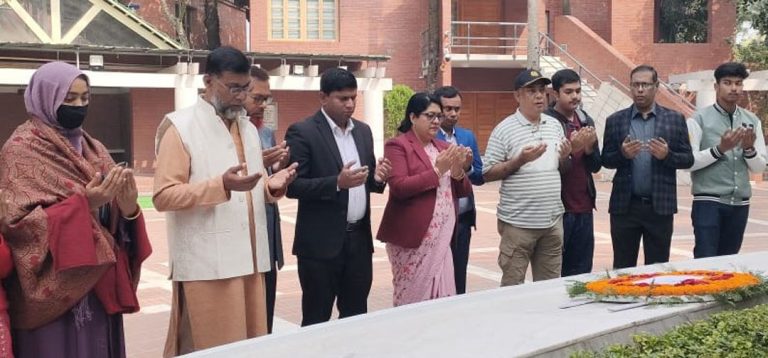 টুঙ্গিপাড়ায় অতিরিক্ত সচিব এর শ্রদ্ধা নিবেদন