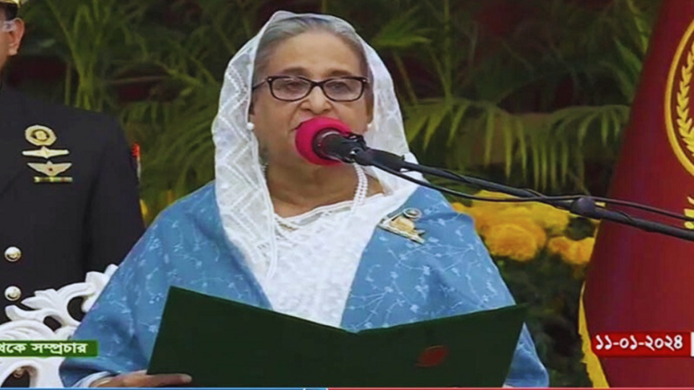 নতুন সরকারের প্রধানমন্ত্রী হিসেবে শপথ নিলেন শেখ হাসিনা