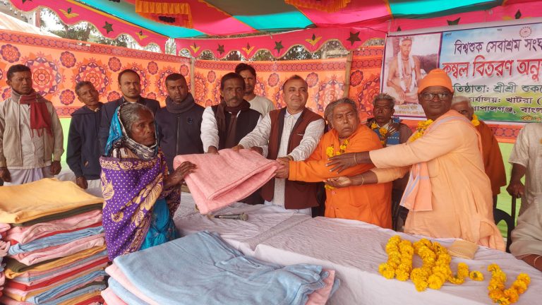 টুঙ্গিপাড়ায় ৩শ’ অসহায় ও দুঃস্থ পরিবার পেল কম্বল