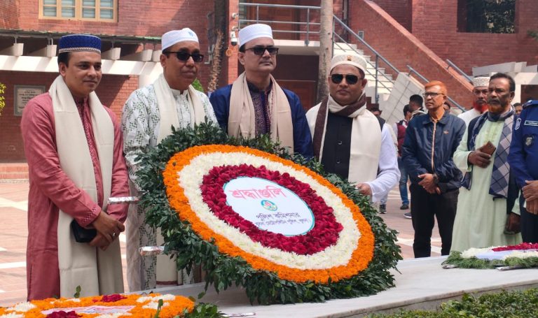 জাতির পিতার সমাধিতে খুলনা মেট্রোপলিটন পুলিশের পুলিশ কমিশনারের শ্রদ্ধা