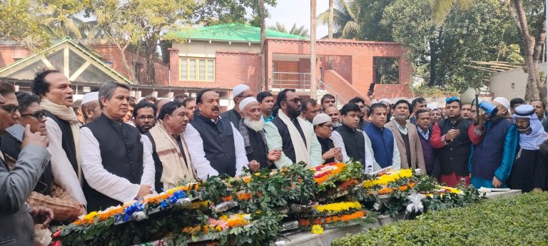 জাতির পিতার সমাধিতে ট্রেড ইউনিয়ন সমন্বয় পরিষদের ৬২ টি সংগঠনের শ্রদ্ধা