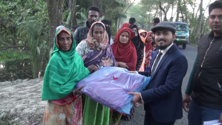 জেলা প্রশাসনের পক্ষে শীতার্ত মানুষদের মাঝে কম্বল বিতরণ