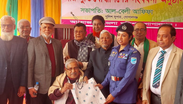 গোপালগঞ্জে জেলা পুলিশ বীর মুক্তিযোদ্ধাদের সংবর্ধনা দিয়েছে