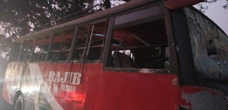 বাসের চাকায় শিশু নিহতের জেরে বাসে ভাংচুর, সড়ক অবোরোধ