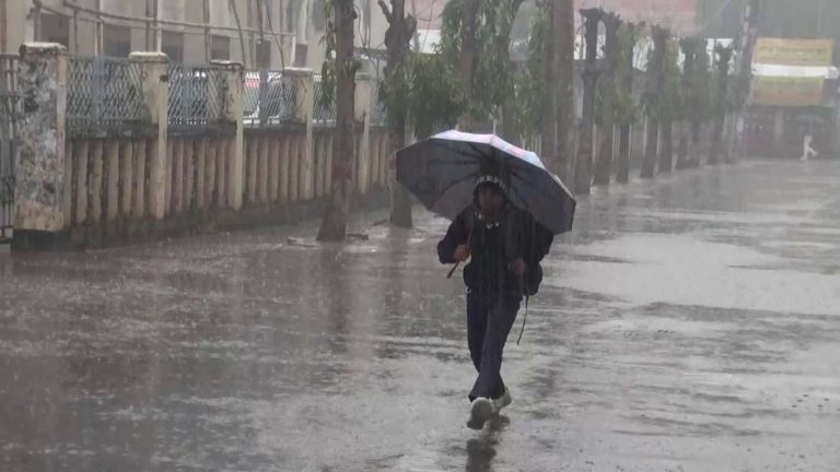 গোপালগঞ্জে তীব্র শীতের সাথে বৃষ্টি হওয়ায় জনজীবন বিপর্যস্ত