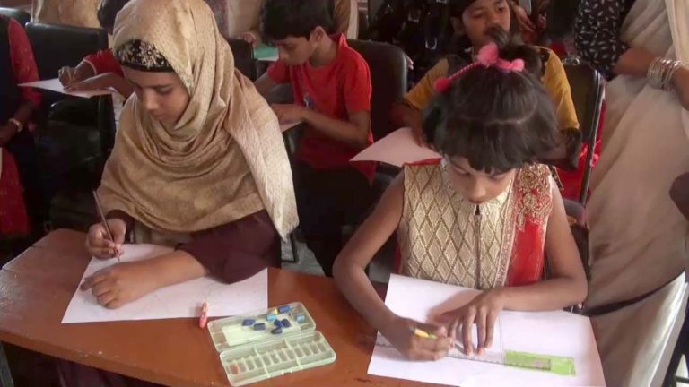 প্রতিবন্ধী শিশুরা আকলেন শহীদ মিনার ও জাতীয় পতাকা