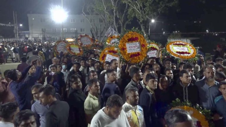 মহান শহীদ ও আর্ন্তজাতিক মাতৃভাষা দিবসে শহীদ মিনারে সর্বস্তরের মানুষের শ্রদ্ধা