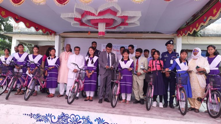 কোটালীপাড়ায় ক্ষুদ্র নৃ-গোষ্ঠী শিক্ষার্থীদের শিক্ষাবৃত্তি ও বাইসাইকেল বিতরণ