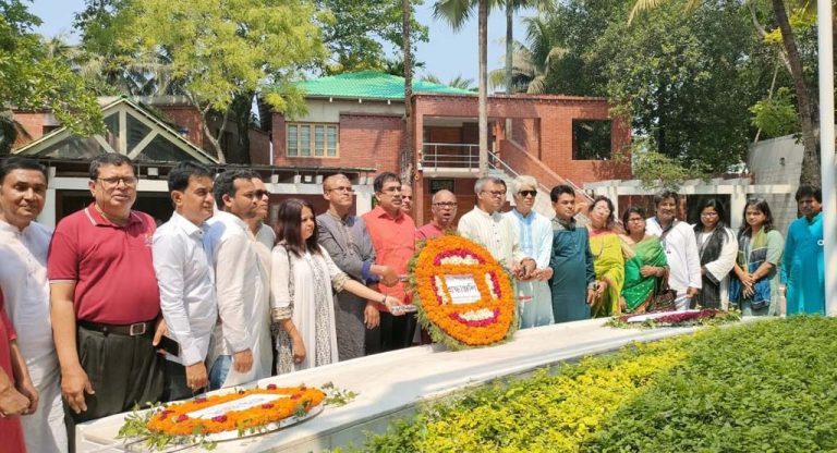 টুঙ্গিপাড়ায় জাতির পিতার সমাধিতে শ্রদ্ধা জানিয়েছেন  ডিইউজে নেতৃবৃন্দ