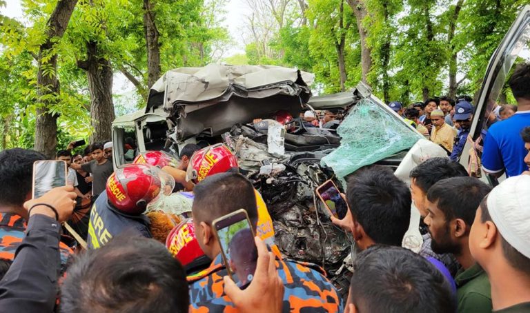 মুকসুদপুরে যাত্রীবাহী বাস ও  মাইক্রোবাস মুখোমুখি সংঘর্ষ  নিহত ৫ 