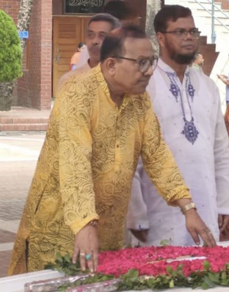 বঙ্গবন্ধুর সমাধিতে পিআইবি-র মহা-পরিচালকের শ্রদ্ধা