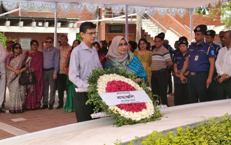 জাতির পিতার সমাধিতে মন্ত্রিপরিষদ সচিবের  শ্রদ্ধা