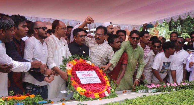 টুঙ্গিপাড়ায় বঙ্গবন্ধুর সমাধিসৌধে নবনির্বাচিত উপজেলা চেয়ারম্যানের শ্রদ্ধা