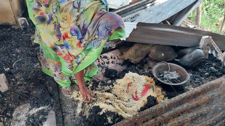 গোপালগঞ্জে ব্যবসায়ীর বাড়িতে দুর্বিত্তদের আগুন