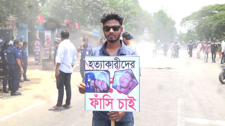 নির্বাচন পরবর্তী সহিংসতায় নিহতের জেরে গোপালগঞ্জ উত্তাল। মহাসড়ক অবরোধ