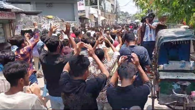 গুলিবিদ্ধ হয়ে নিহতের ঘটনায় এলাকা থমথমে। শোক র‌্যালী।।মহাসড়ক অবরোধ।।