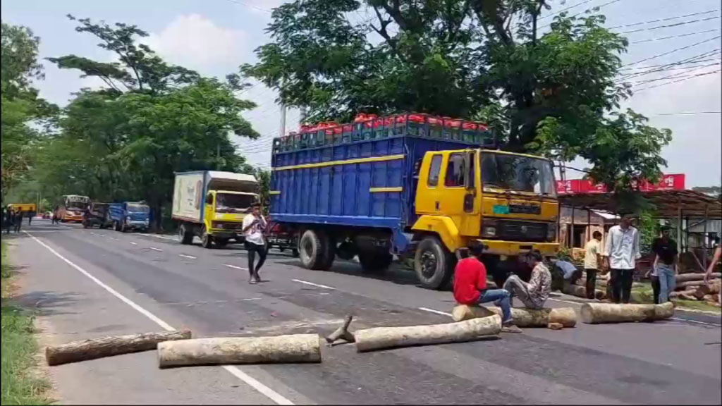 Gopalganj Road Blocked Photo 0415.05.2024