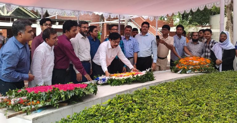 জাতির পিতার সমাধিতে আইডব্লিউএম’র নির্বাহী পরিচালকের শ্রদ্ধা