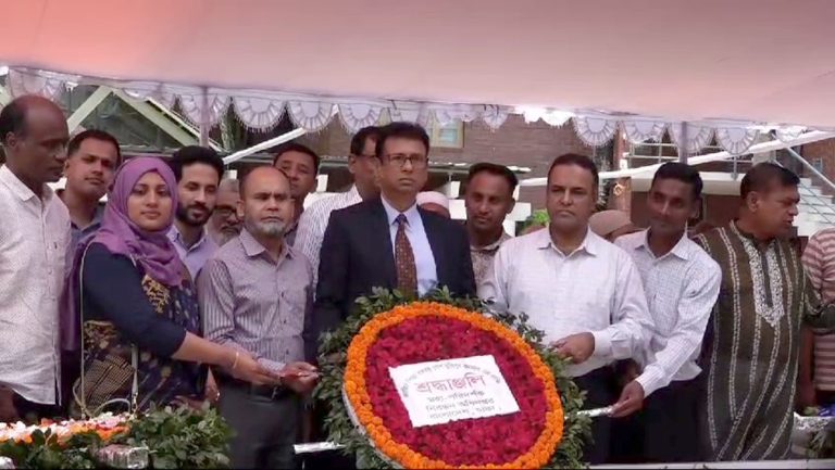 বঙ্গবন্ধুর সমাধিতে নিবন্ধন অধিদপ্তরের মহাপরিদর্শকের শ্রদ্ধা