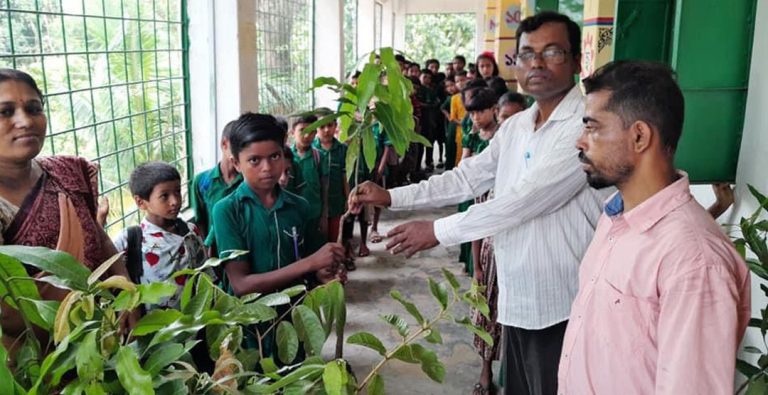 গোপালগঞ্জ ও মাদারীপুরে শিক্ষার্থীদের মাঝে ৮ হাজার বৃক্ষের চারা বিতরণ