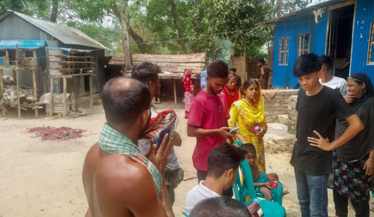 মুকসুদপুরে স্ত্রী সন্তানের গায়ে পেট্রল ঢেলে আগুন। ৬দিন পরে স্ত্রীর মৃত্যু