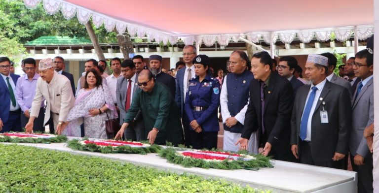 জাতির পিতার সমাধিতে তিন দেশের বিচারপতির শ্রদ্ধা নিবেদন