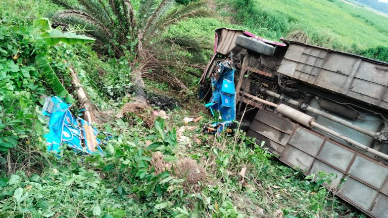 গোপালগঞ্জে বাস, কার ও ইজিবাইকের ত্রিমুখী সংঘর্ষ। নিহত ২, আহত ১০