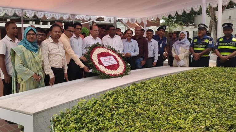 জাতির পিতার সমাধিতে প্রাথমিক শিক্ষা অধিদপ্তরের মহাপরিচালকের শ্রদ্ধা