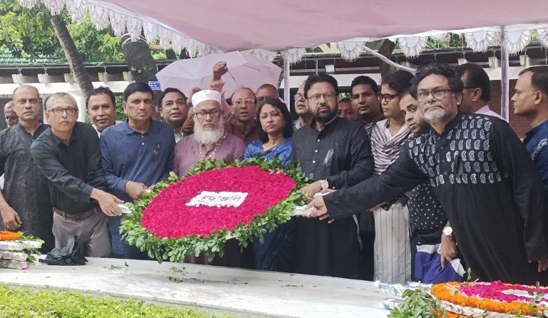 জাতির পিতার সমাধিতে জাতীয় প্রেসক্লাব নেতৃবৃন্দের শ্রদ্ধা