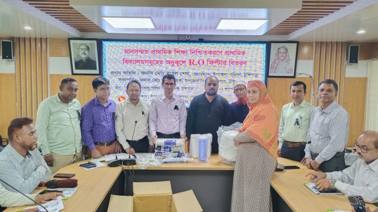 টুঙ্গিপাড়ায় ২৪ টি প্রাথমিক বিদ্যালয়ে ফিল্টার বিতরন