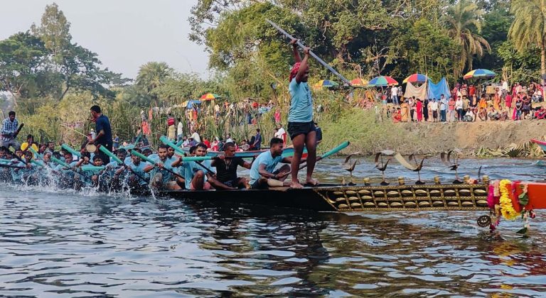 কোটালীপাড়ায় কালীপূজা উপলক্ষে নৌকাবাইচ অনুষ্ঠিত