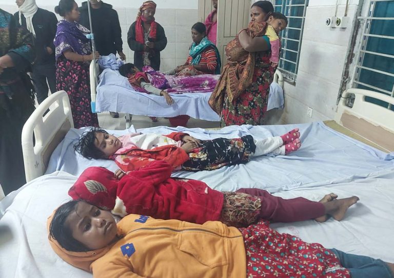 প্রাক-বড়দিন অনুষ্ঠানের খাবারখেয়ে শতাধিক শিশু-কিশোর হাসপাতালে ভর্তি