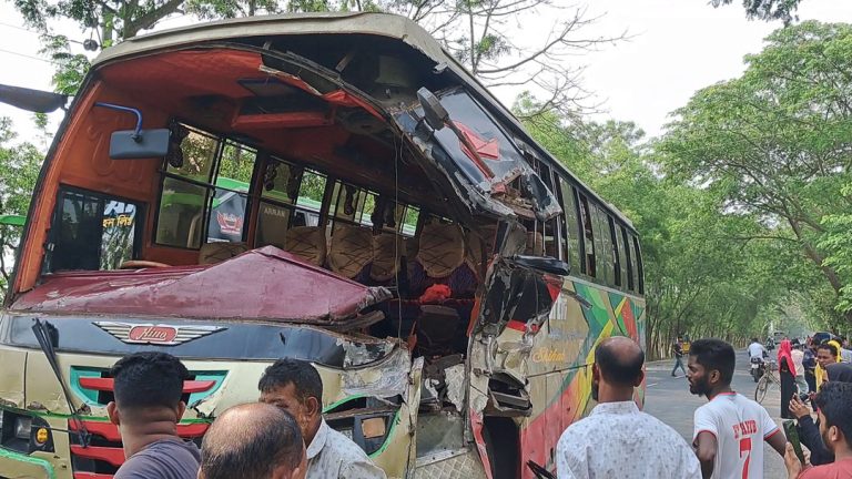 ঈদ করে কর্মস্থলে ফেরার পথে গোপালগঞ্জে বাস ও ট্রাকের মুখোমুখি সংঘর্ষে ১৫যাত্রী আহত