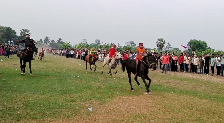 গোপালগঞ্জে অনুষ্ঠিত হলো গ্রাম বাংলার ঐতিহ্যবাহী ঘোড়দৌড় প্রতিযোগীতা