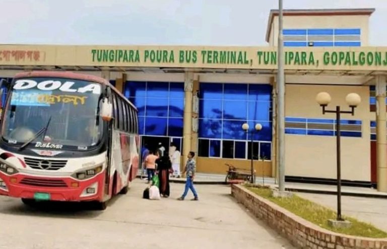 টুঙ্গিপাড়ায় অতিরিক্ত ভাড়া যাত্রীদের ফেরত দিলেন ইউএনও 